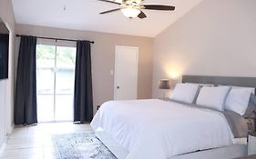 2 Bdr With Workspace & Patio In Montrose
