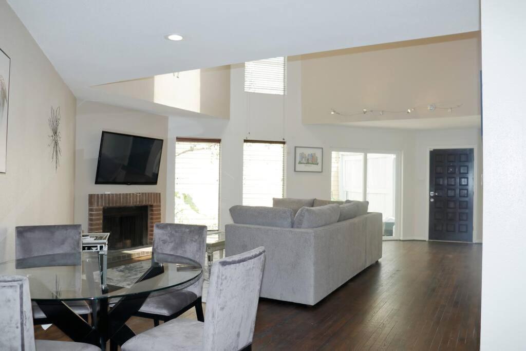 2 Bdr With Workspace & Patio In Montrose Villa Houston Exterior photo