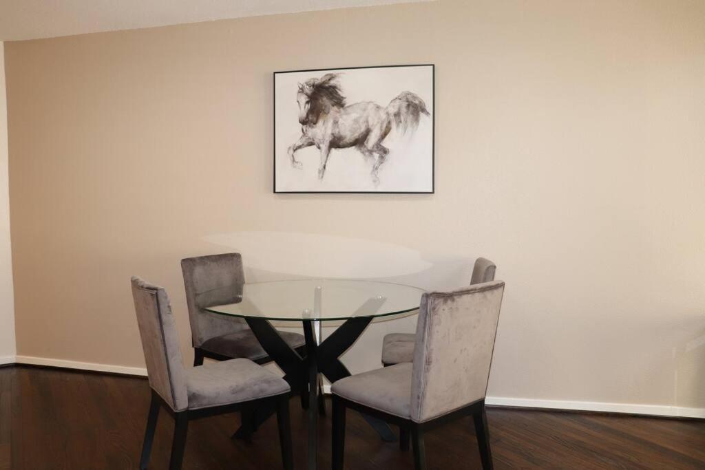 2 Bdr With Workspace & Patio In Montrose Villa Houston Exterior photo