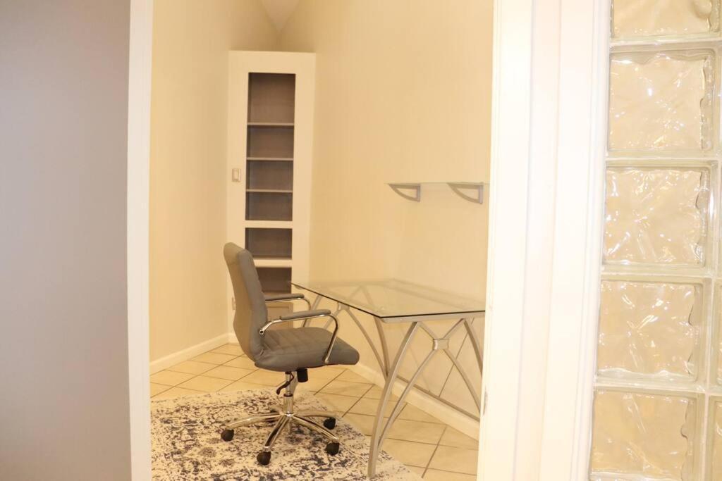 2 Bdr With Workspace & Patio In Montrose Villa Houston Exterior photo
