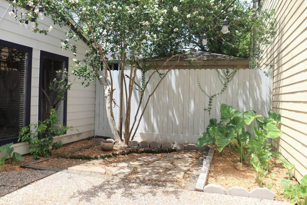 2 Bdr With Workspace & Patio In Montrose Villa Houston Exterior photo